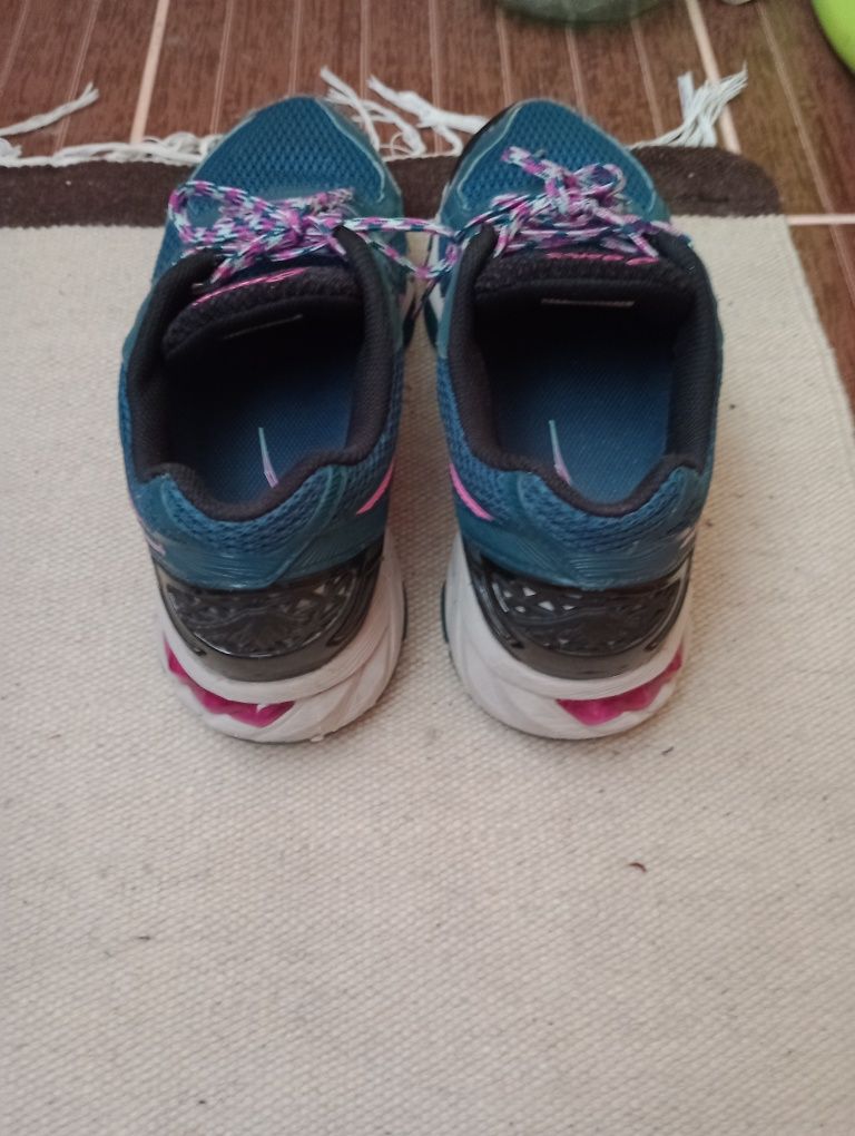Оригінальні жіночі кросівки Asics