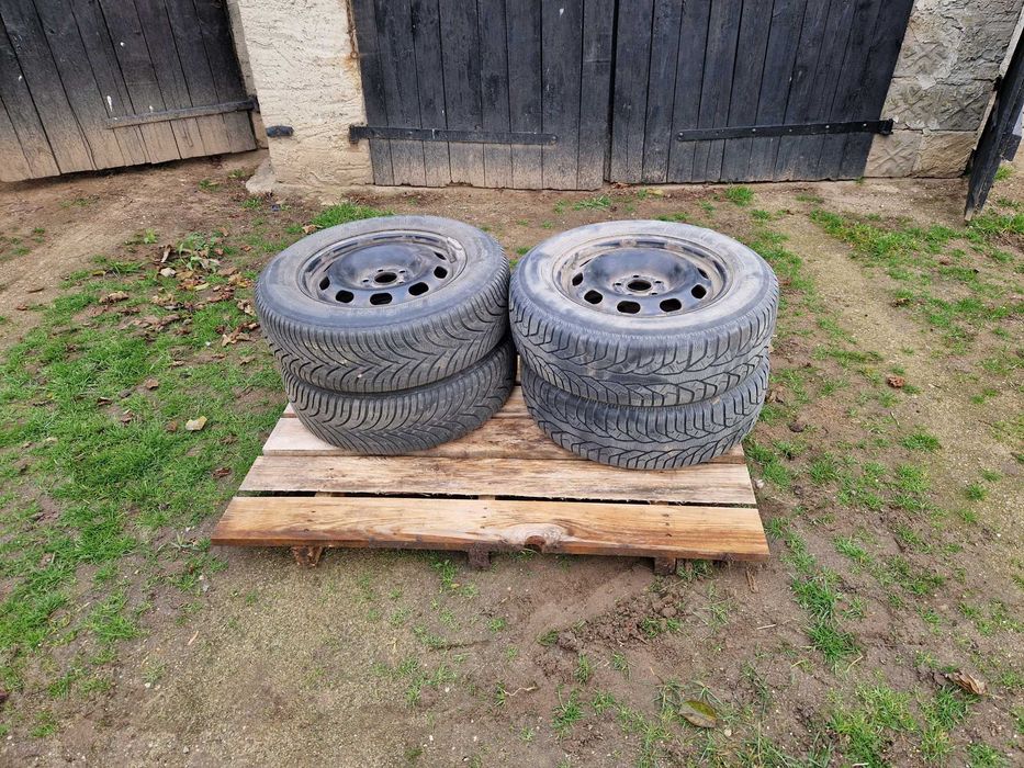 Opony zimowe na felgach stalowych 120zł sztuka