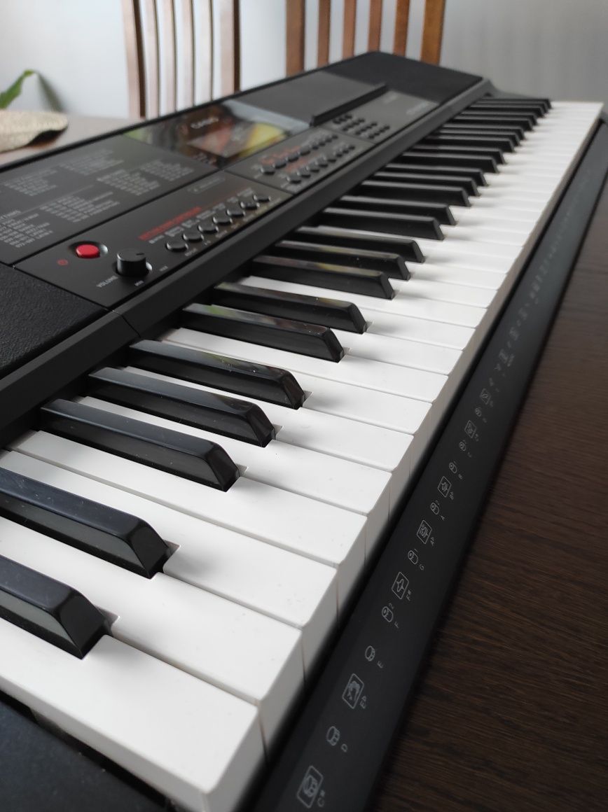 Casio CT-X700 keyboard