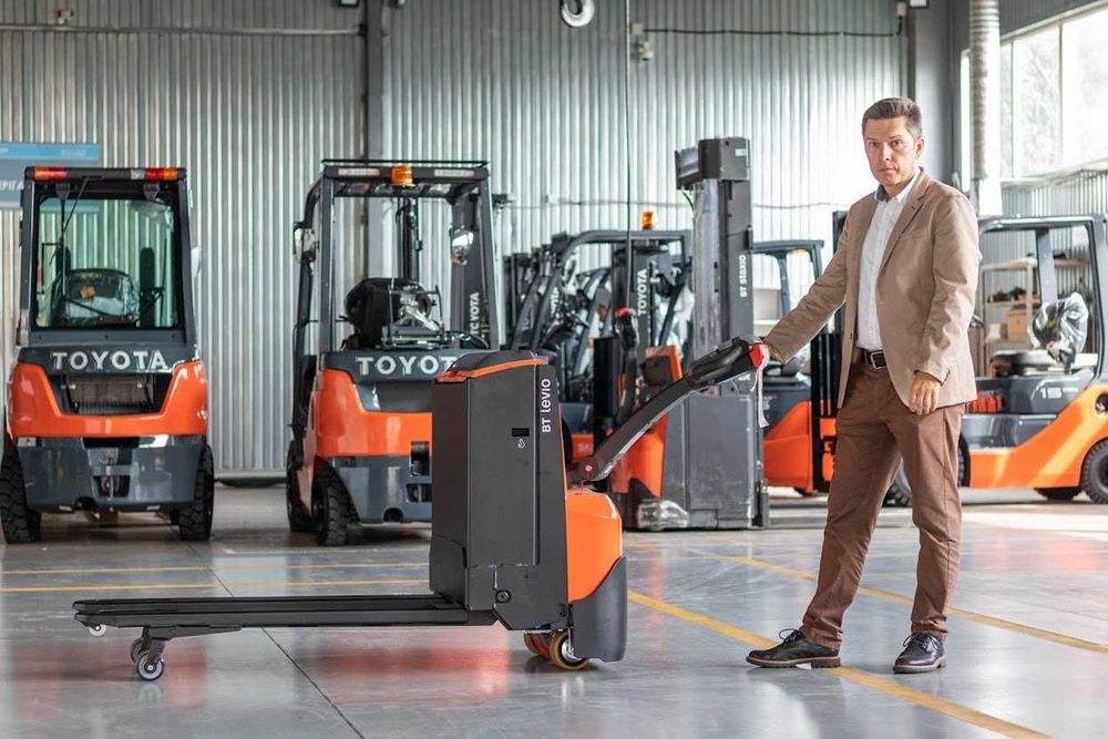 Складська техніка TOYOTA / BT. Штабелери, візки, річтраки, комісіонери