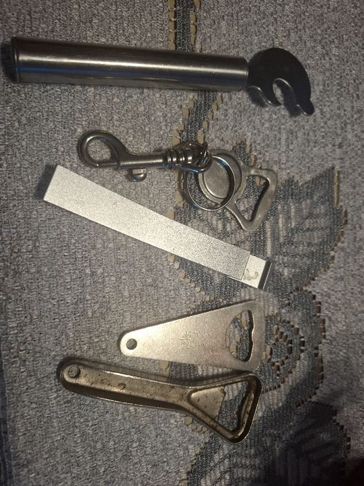 Zestaw metalowych otwieraczy do butelek, piwa