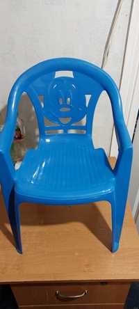 Детский пластмасовый стульчик