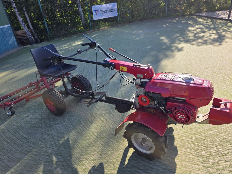 Traktor Honda do konserwacji boisk