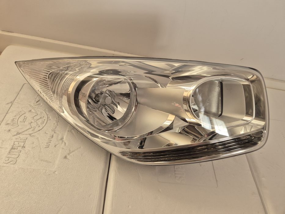 Kia Venga prawy reflektor