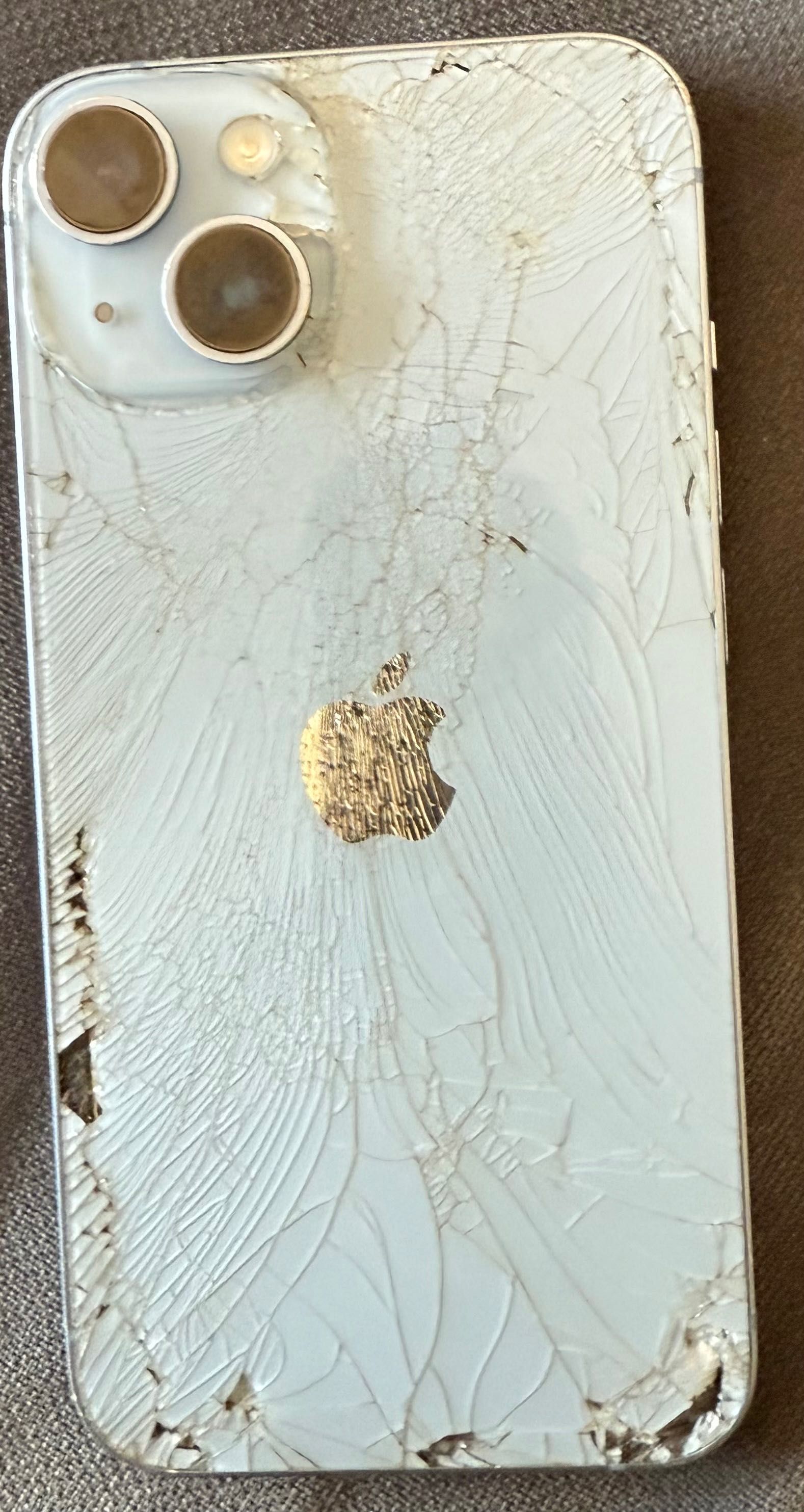 IPhone 14 com traseira partida sem danos na câmara