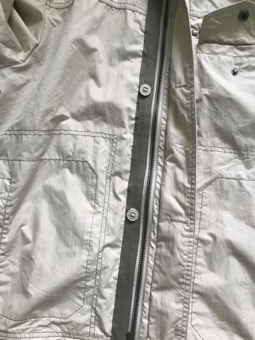 Beżowa kurtka przeciwdeszczowa