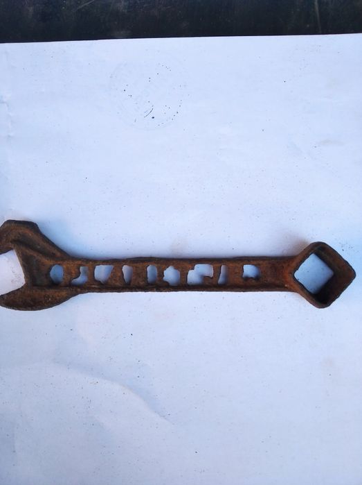 Продам очень старинный рожковой ключ