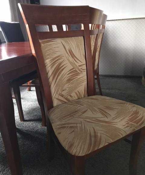 Sprzedam stół do salonu w komplecie z krzesłami i czarnymi pokrowcami