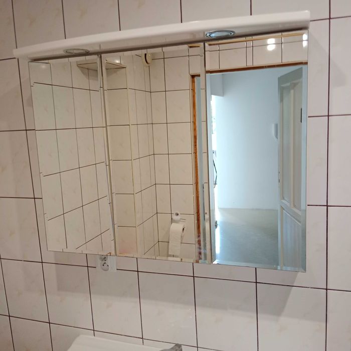 szafka łazienkowa z lustrem podświetlana