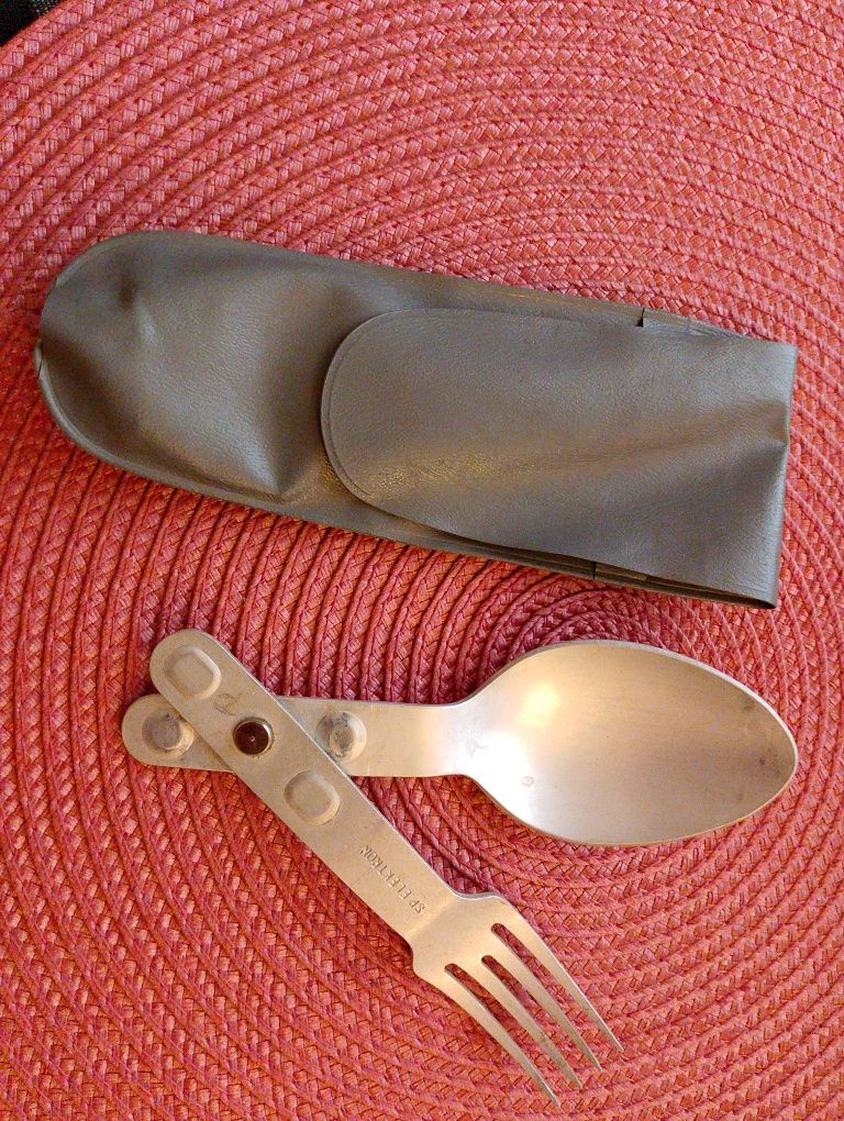 Niezbędnik aluminiowy z pokrowcem, PRL, łyżka, widelec