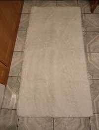 Nowy biały dywan puszysty 80x160