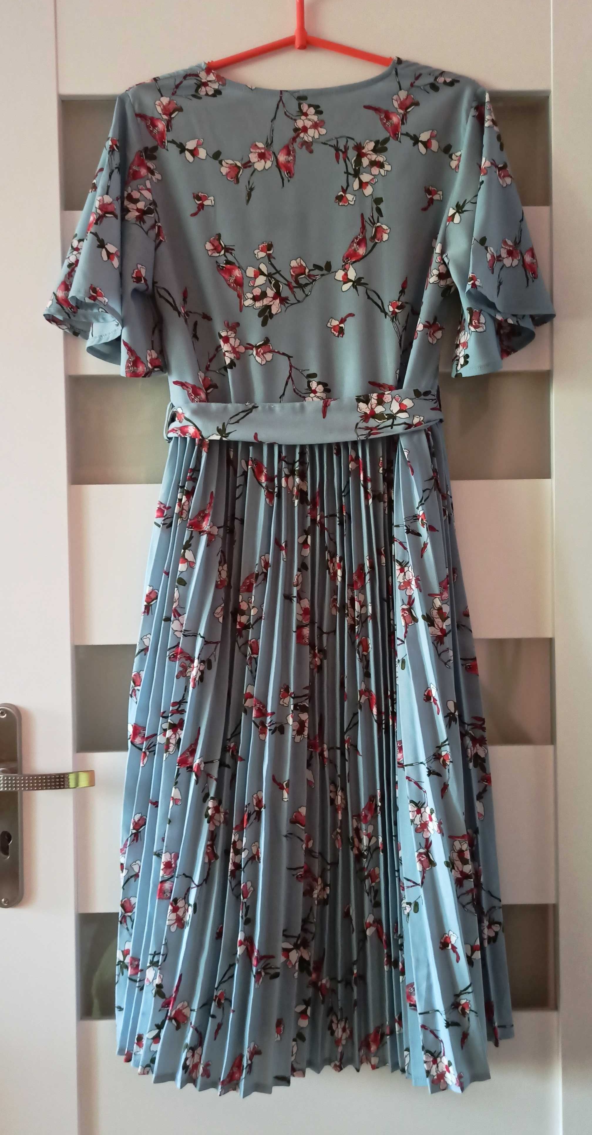 Zwiewna plisowana sukienka midi w kwiaty i ptaki PrettyLittleThing