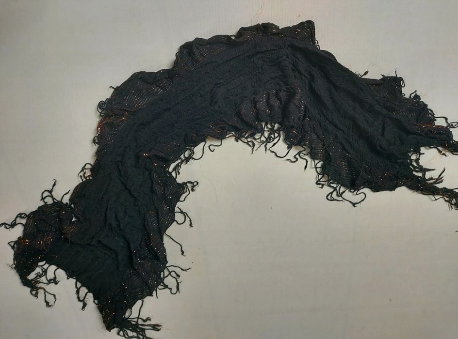 Czarna chusta szal ze złota nitka marszczona 170 cm x 45 cm