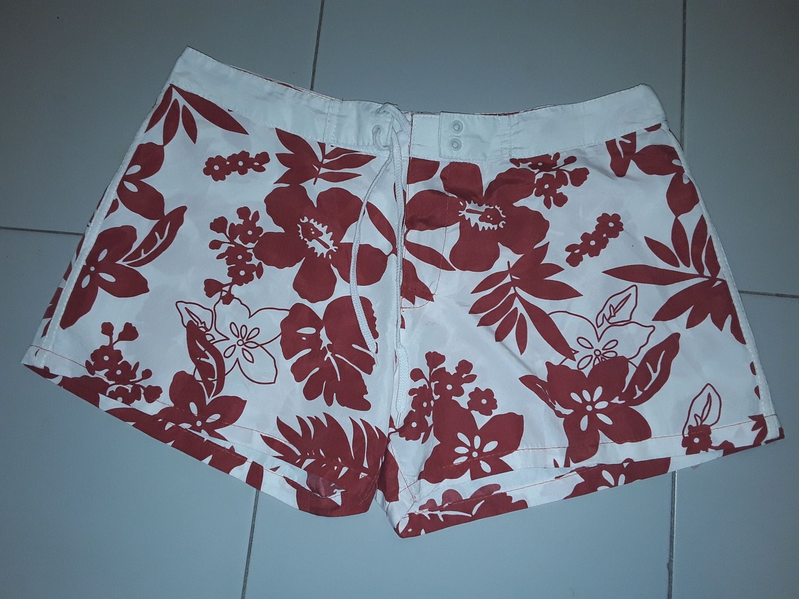 Calções brancos com flores havaianas vermelhas tam. 34