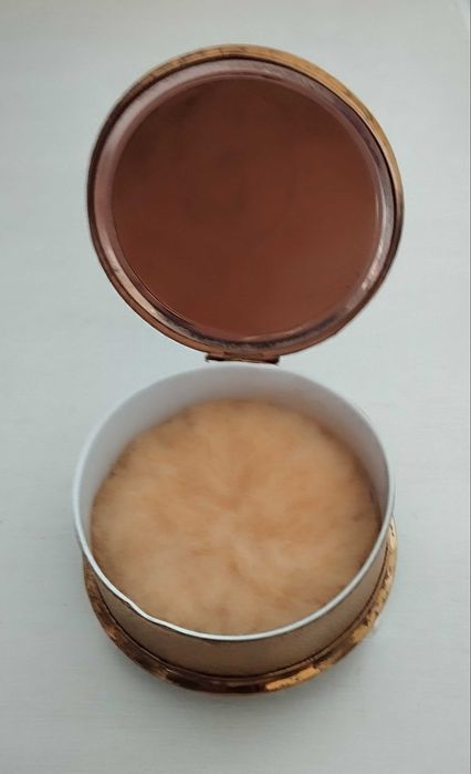 Caixa antiga para pó de arroz com borla