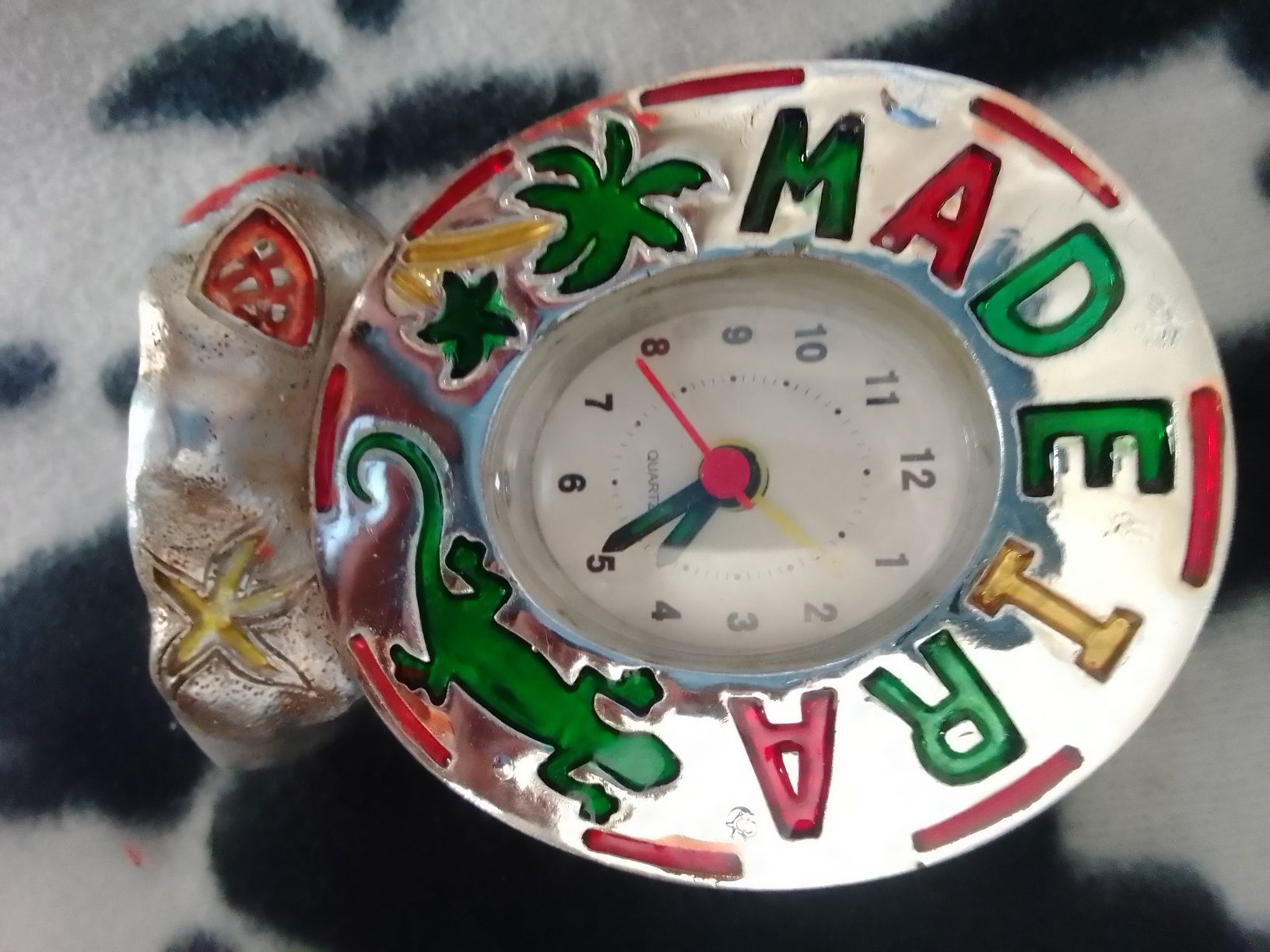 Relógio para mesa de cabeceira peça decorativa da  ilha da Madeira
