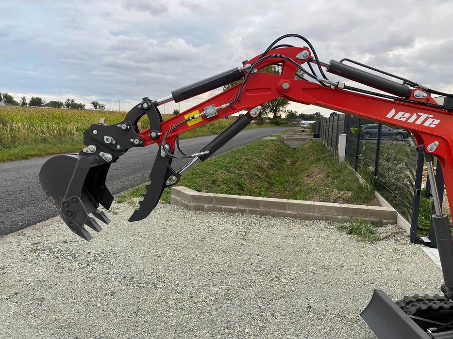 Minikoparka 1T + osprzęt wiertnica , skarpówka, 3 łyżki