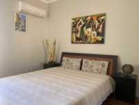 Cama de casal em madeira maciça