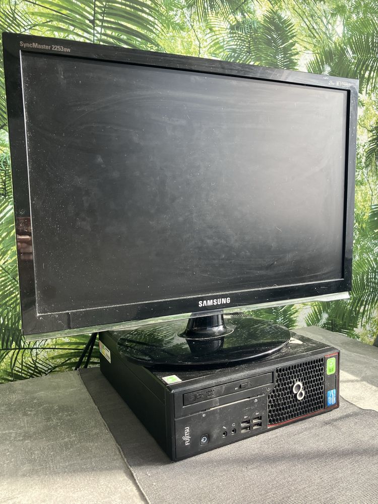Komputer stacjonarny z monitorem