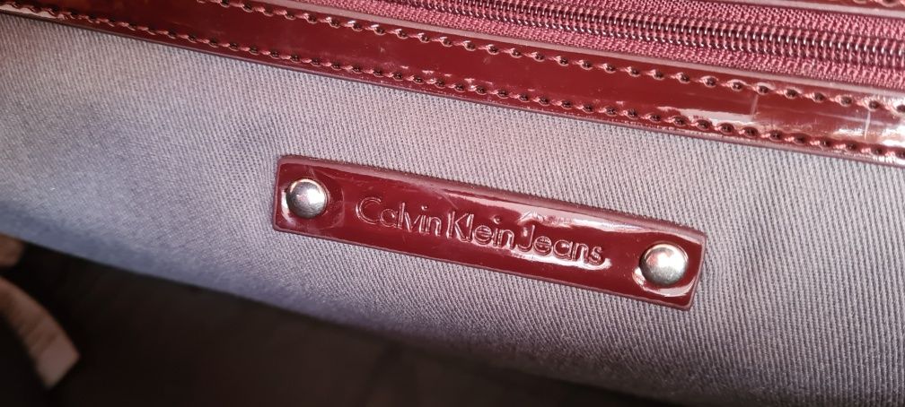 Zestaw torebka + kosmetyczka/saszetka Calvin Klein  bordo