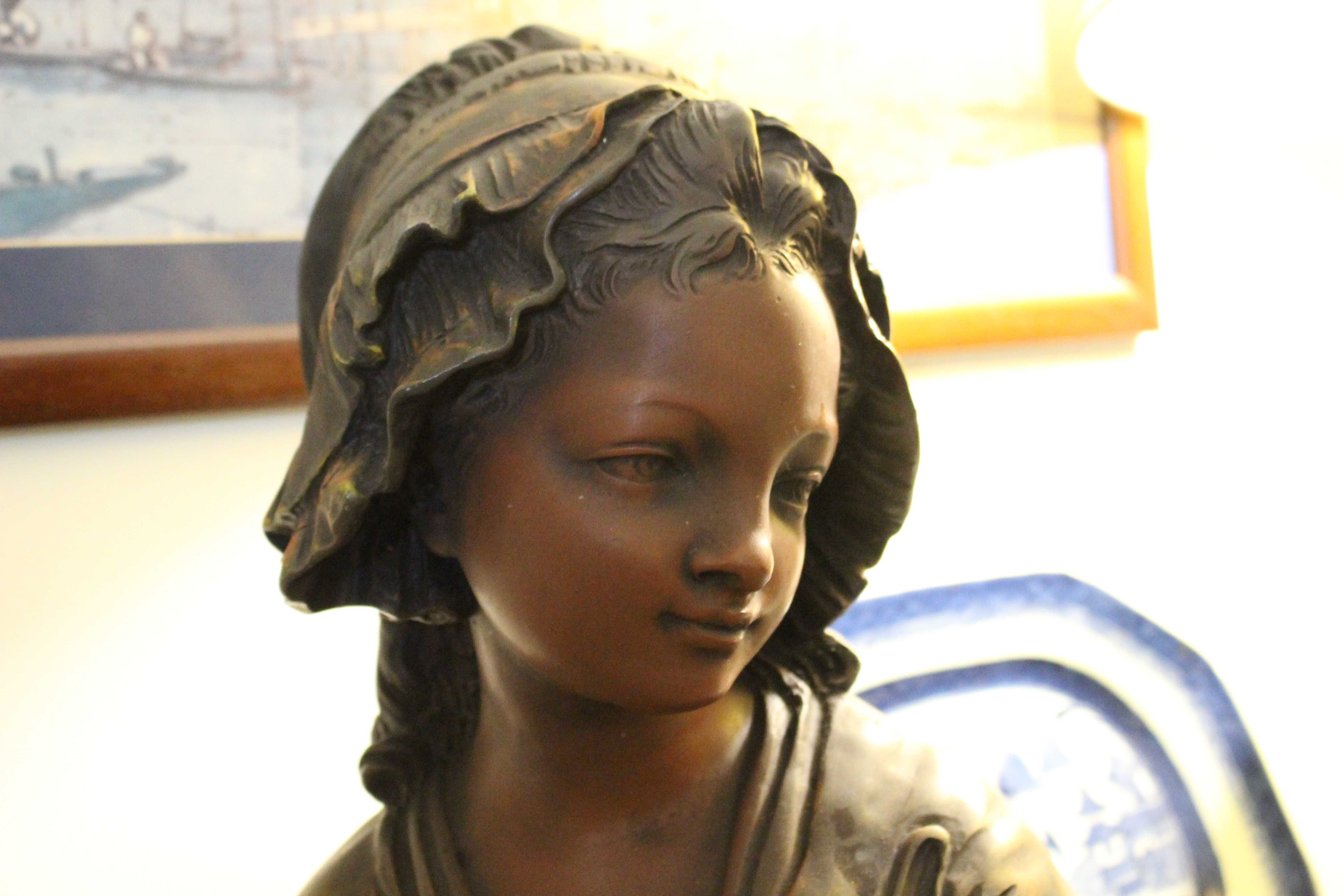 Busto com figura de menina