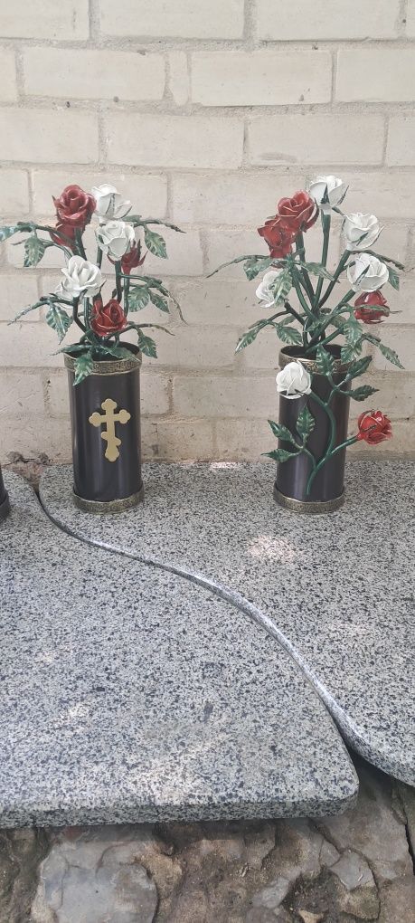 Ковані вази ,вази з металу ,квіти на клабовище,ковані троянди