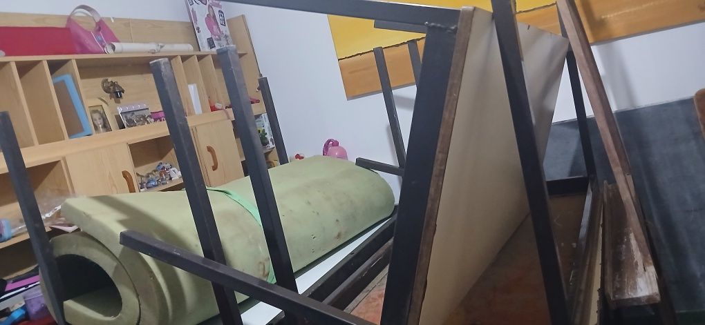 14 Cadeiras e 5 mesas de formação