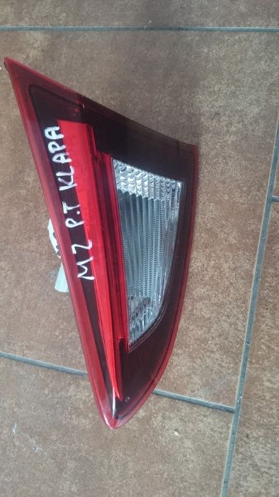Mazda 2 lampa prawy tył klapa