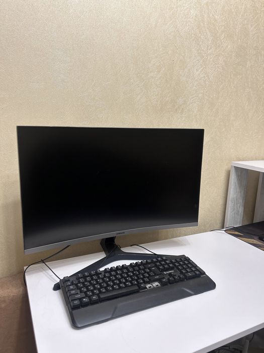 Монітор Samsung C27R500  в хорошому стані