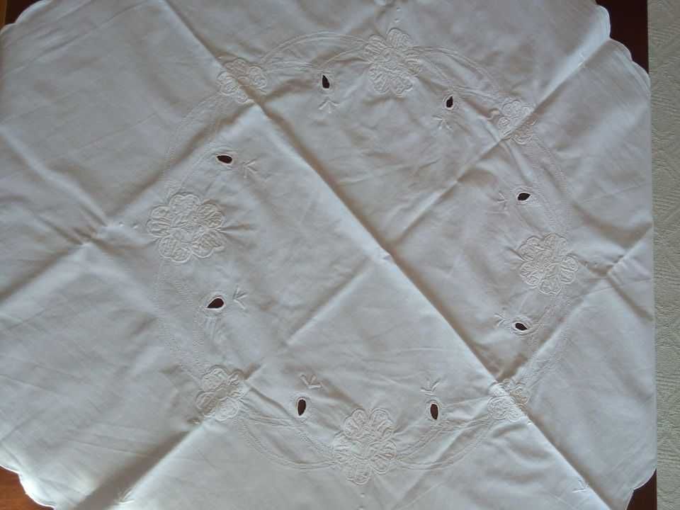 Obrus biały bawełniany wyszywany 79 x 79 cm