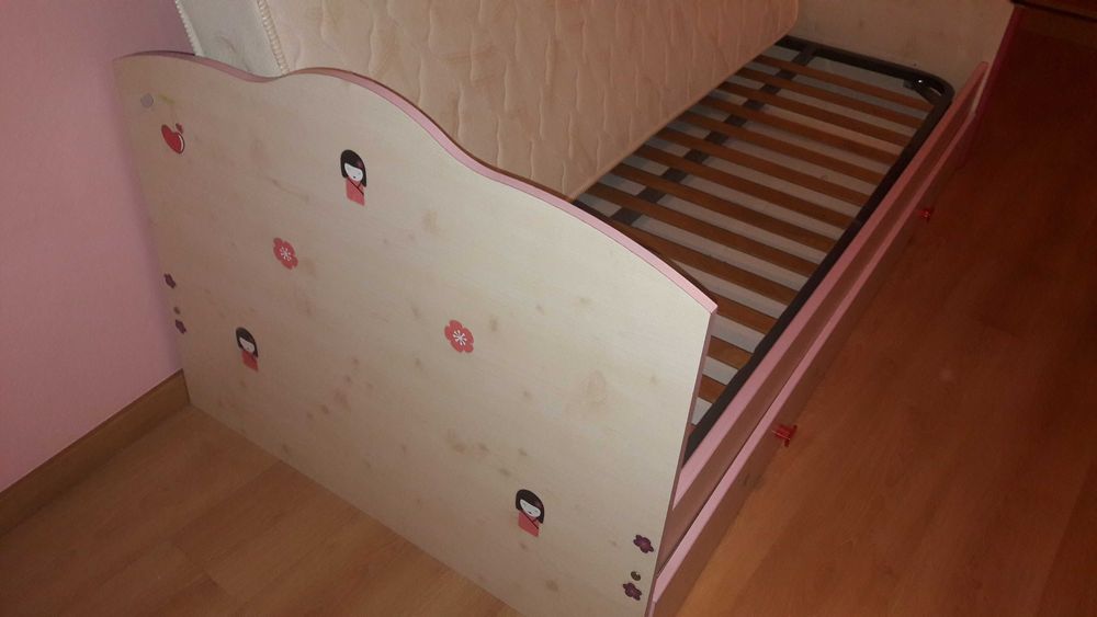 Quarto de menina, secretária e estante