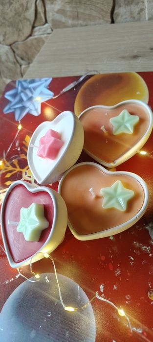 Świeczki świąteczne wykonane w gipsowym naczyniu