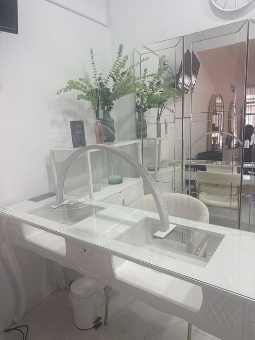 Aluguel de cadeira para cabelereira/ mesa de tecnica de unhas