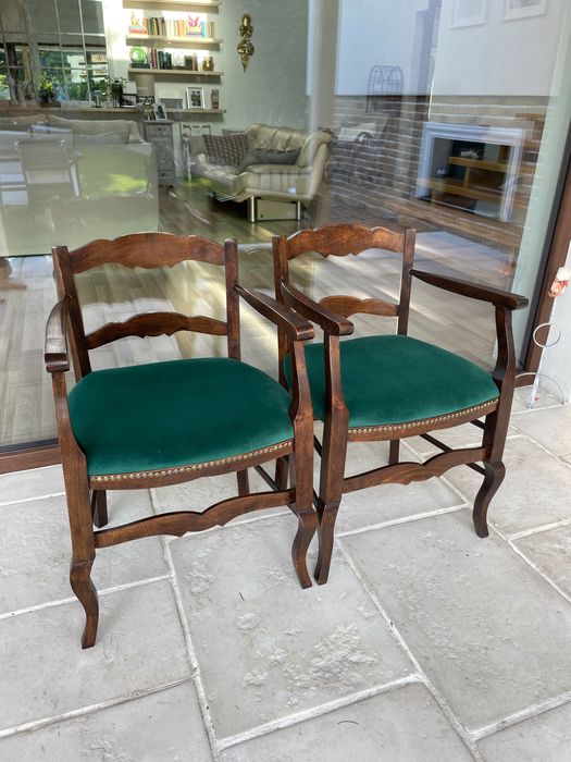 Drewniane krzesło z zielonym obiciem