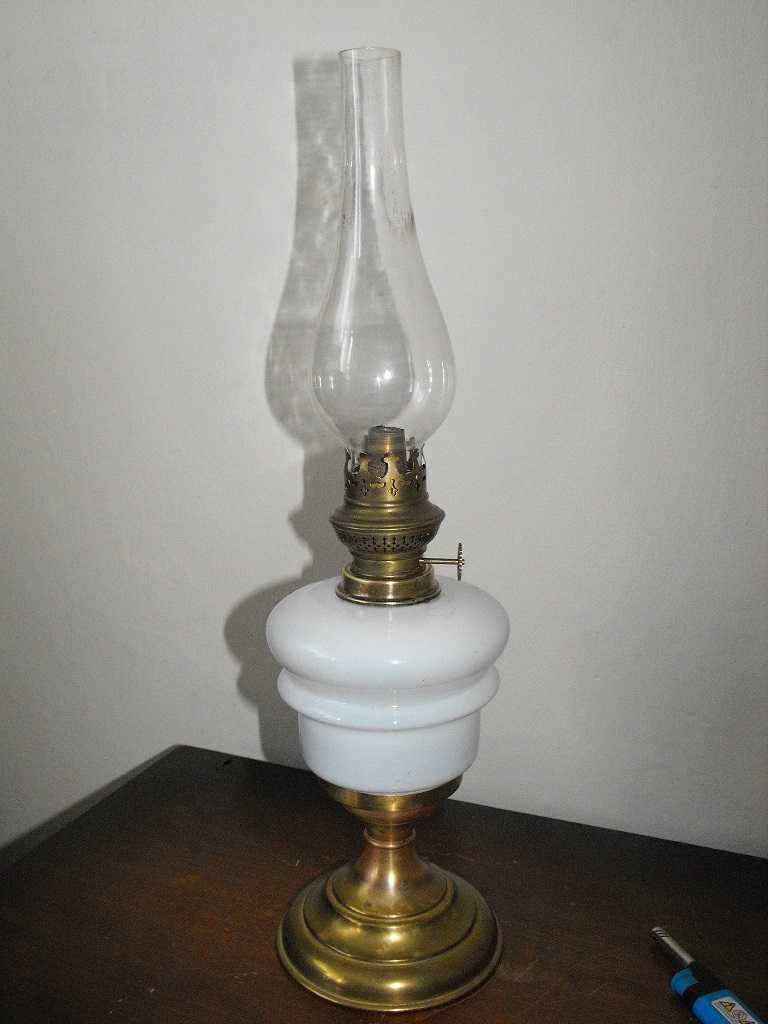 Elegancka lampa naftowa, porcelanowy zbiornik. Sprawna. Dostawa gratis