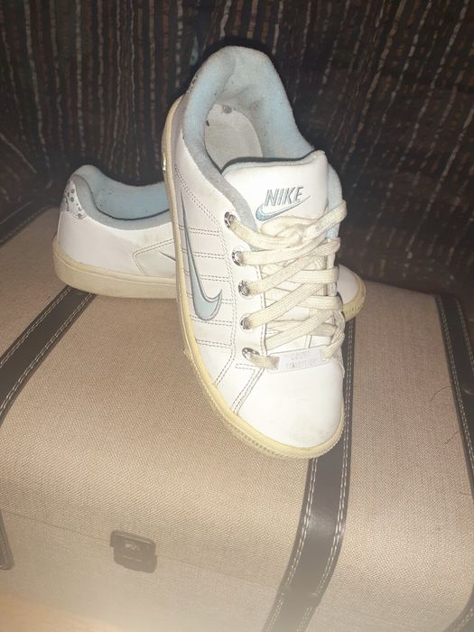 Sapatilhas azul e branca marca Nike