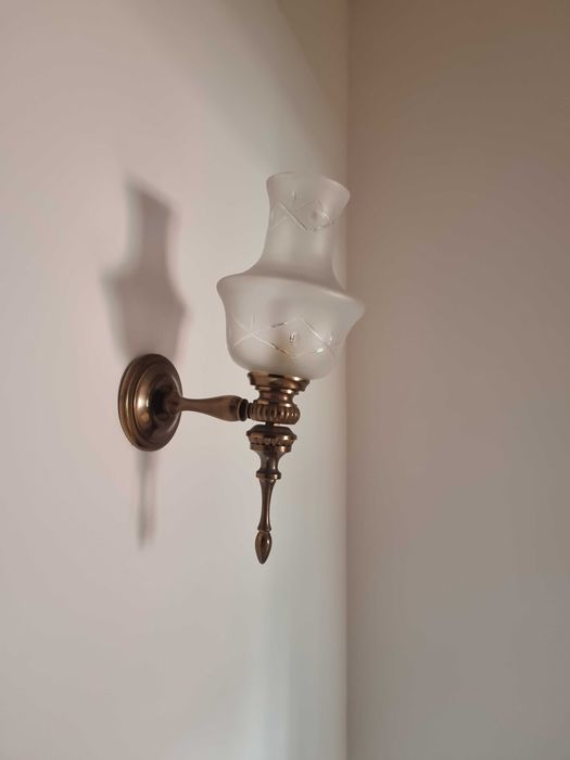 Aplique de Parede Vintage em Latão com Tulipa em Vidro Fosco