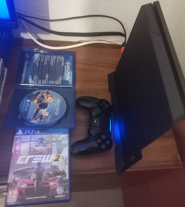 ps4 1TB + comando + 2 jogos