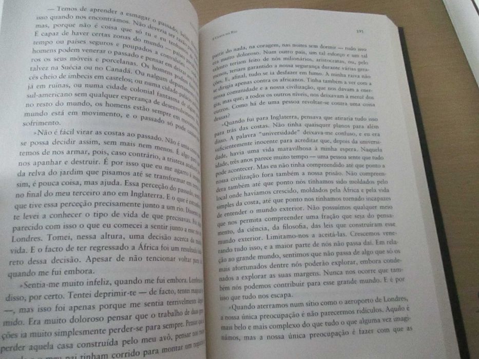 A Curva do Rio
de V. S. Naipaul (Oferta de portes)