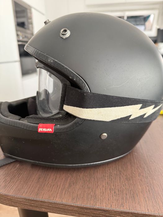 Casaco de pele segura e capacete roeg