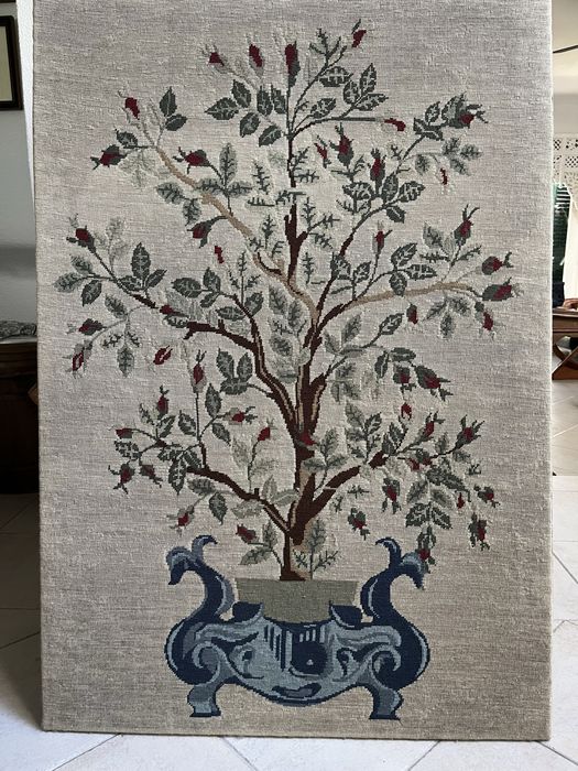 Quadro bordado a petit-point, antigo e em muito bom estado.