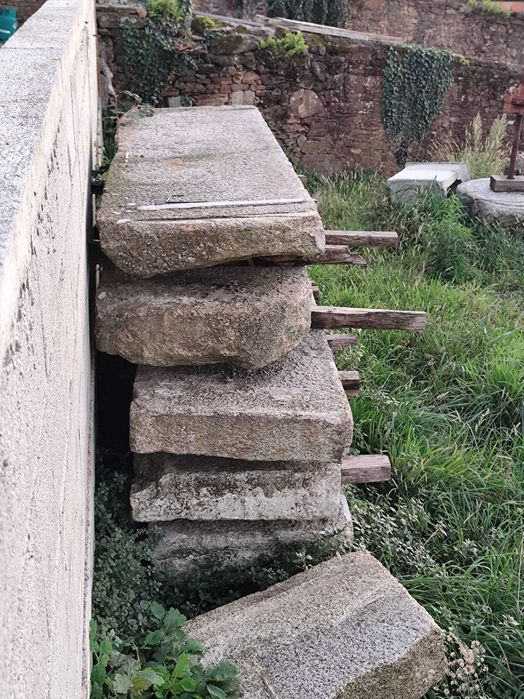 Lagar de pedra e outra pedra