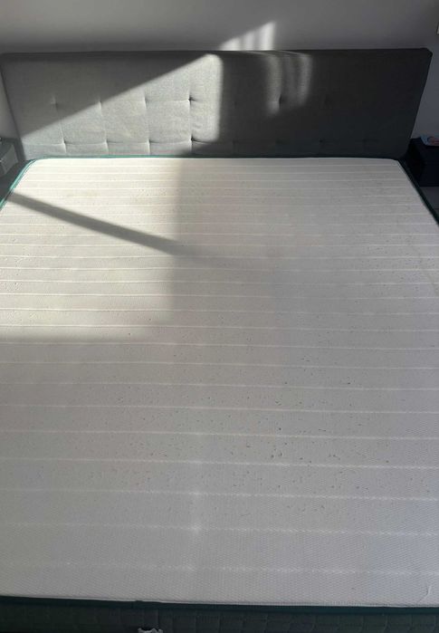 Cama cinza e colchão