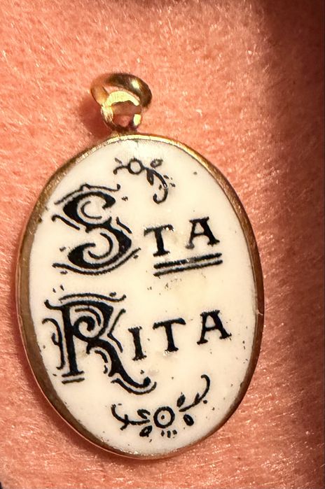 Medalha em esmalte com aro em ouro