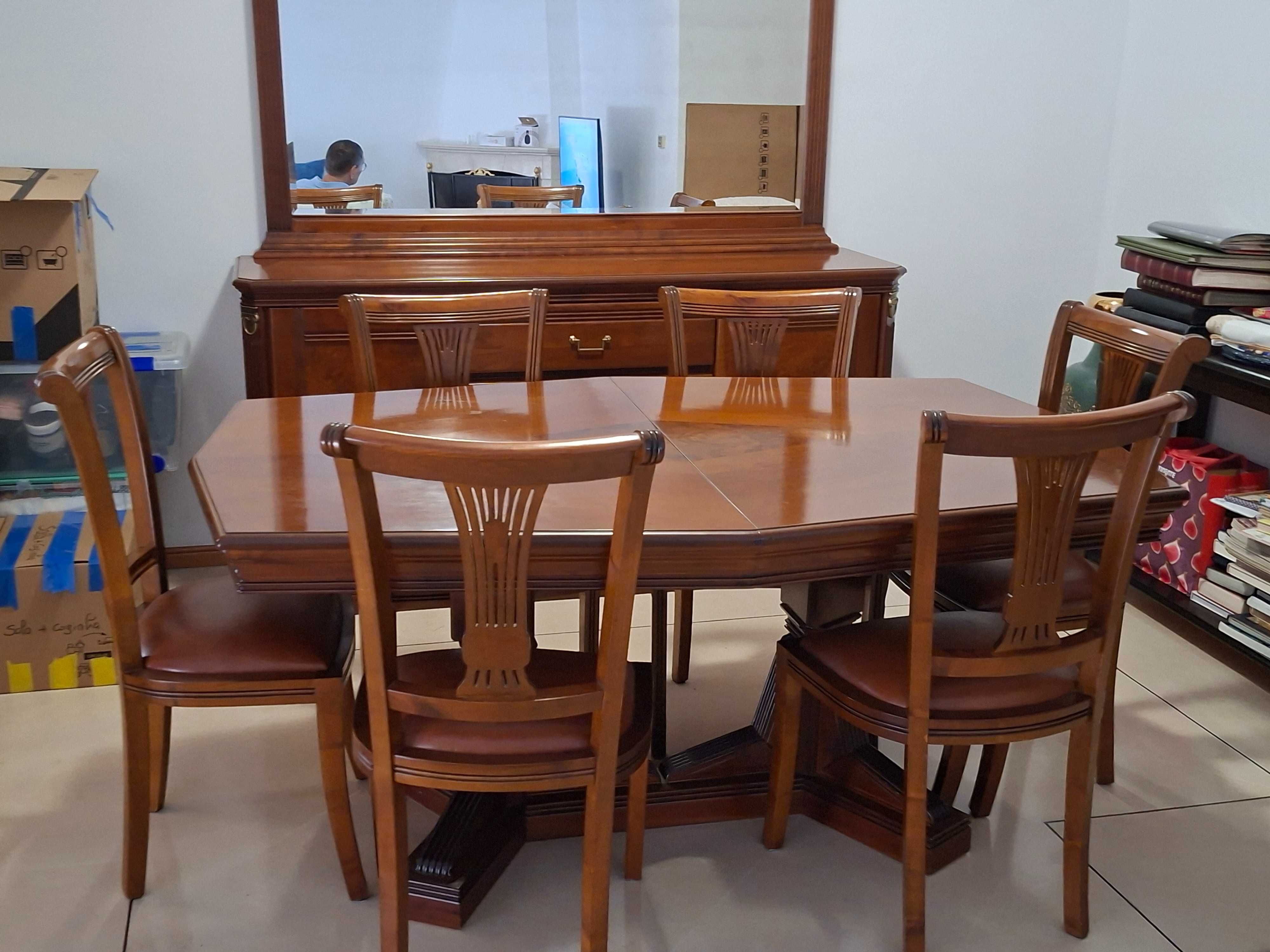 Mesa e 6 cadeiras sala de jantar.
