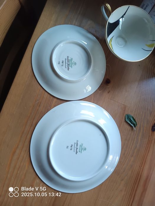 Filiżanka z podstawką i talerzykiem.