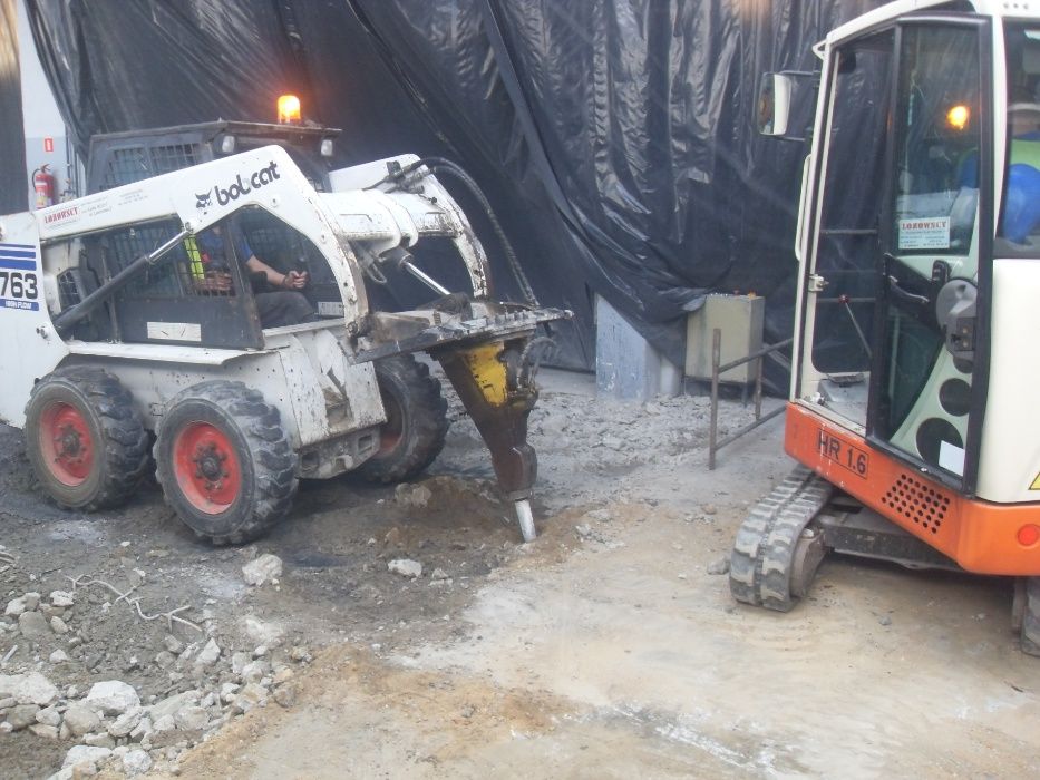 Minikoparka kucie betonu młot rozbiórki wykopy niwelacja mini koparka