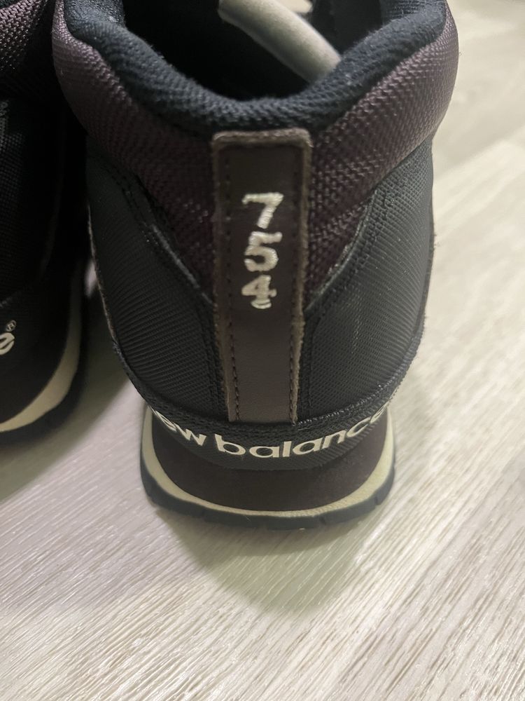 Продам новые ботинки new balance 754