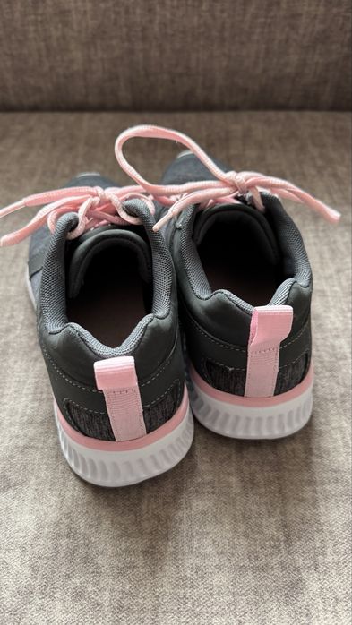 Кросівки жіночі.стан гарний.Розмір 37.Сірого кольору