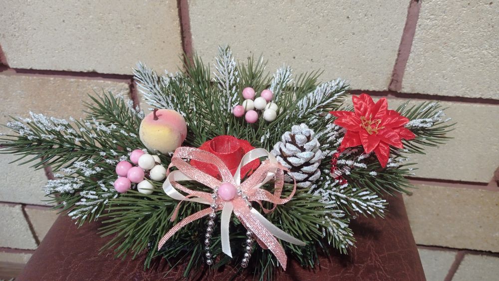 В наявності новорічні гірлянди і підсвічники